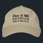 High School Reunion Klasse van Custom School Naam Pet<br><div class="desc">Vier uw middelbare school reünie met deze coole aangepaste honkbal stijl pet dat leest "Klasse van 19XX Reünie" en uw school naam. Verander eenvoudig de tekst en de kleur van het pet om aan te sluiten bij de kleuren van uw school. Het is echt een leuke herinnering voor je hele...</div>