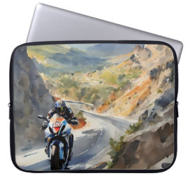 High-Speed avontuur in een levendig berglandschap Laptop Sleeve