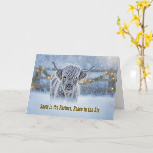 Highland Calf in a Pasture of Snow Garland Lights Kaart (Gele Bloem)