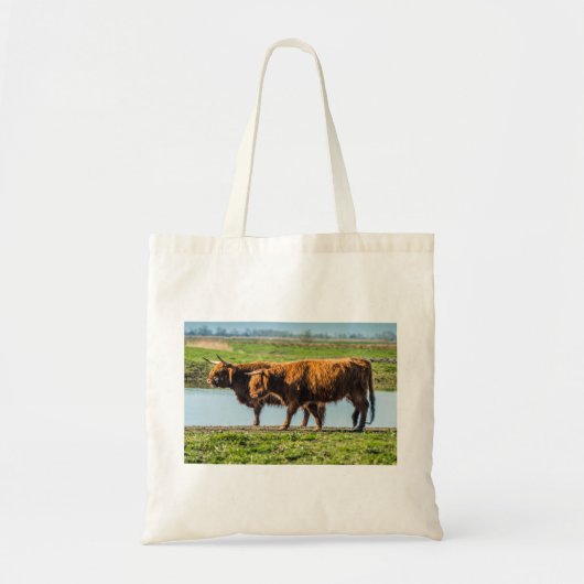 Highland cattle grazing on scenic Wicken Fen UK Tote Bag (Voorkant)