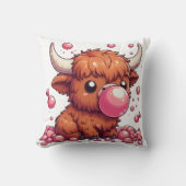 highland cow calf blowing pink bubblegum cushion kussen (Voorkant)