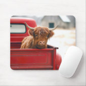 Highland Cow In a Red Retro Pickup Truck Muismat (Met muis)