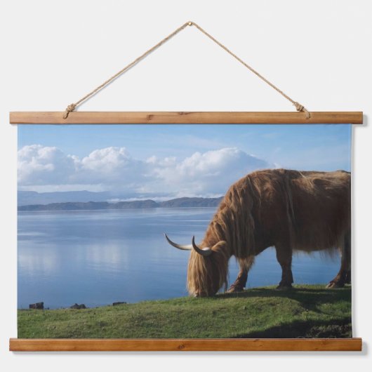 Highland Cow on the Coast Hangend Wandkleed (Voorkant)