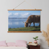 Highland Cow on the Coast Hangend Wandkleed (Slaapkamer)