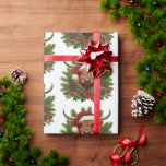 Highland Koe draagt Santa Hat Cadeaupapier<br><div class="desc">Illustratie van een Highland-koe versierd met een Santa-hoed omringd door feestelijke dennentakken,  hulst en pinecones. Deze grillige scène roept de vreugde en warmte van de feestdagen op.</div>