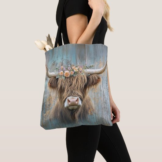 Highland Koe Floral Crown Rustieke Elegante Boerde Tote Bag (Dichtbij)