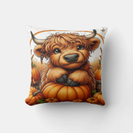 Highland Koe genesteld tussen herfstoogst pompoene Kussen