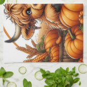 Highland Koe genesteld tussen herfstoogst pompoene Theedoek (Gevouwen)