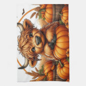 Highland Koe genesteld tussen herfstoogst pompoene Theedoek (Verticaal)