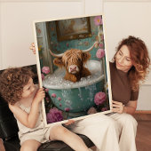 Highland Koe in Bloemen Badkuip Art Print