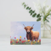 Highland Koe in een veld van tulpen Briefkaart (Staand voorkant)