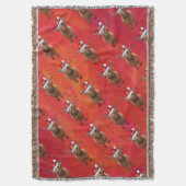 Highland koe in Santa Hat Patroon op Rood Deken (Voorkant Verticaal)