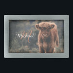 Highland koe kalf herfstgras monogram initiaal gesp<br><div class="desc">Highland koe kalf herfstgras veldfoto. Prachtig jong kalf van hoogland Schotse runderen op een herfst grasveld met gedempte kleuren. Mooie donkerharige oranje vacht contrasterend met lichtgeel groen gras en bomen in bokeh op achtergrond. Aangepast personaliseerbaar monogram met jouw naam en initiaal aan de linkerkant.</div>