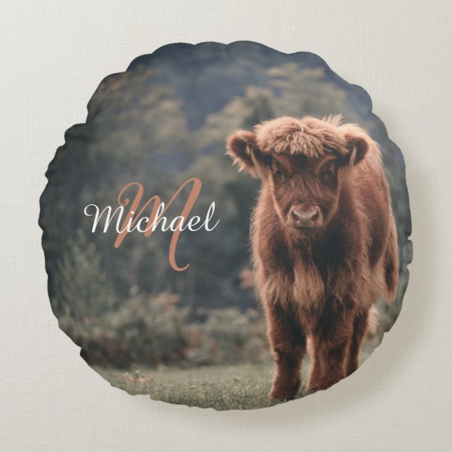 Highland koe kalf herfstgras monogram initiaal rond kussen (Voorkant)
