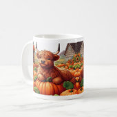 Highland Koe kalveren rusten tussen pompoenen Koffiemok (Voorkant links)