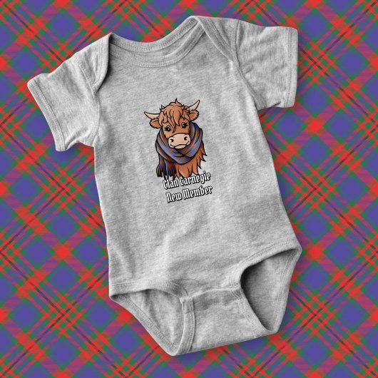 Highland Koe met Carnegie Tartan Sjaal Romper