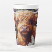 Highland Koe met Lila bloemen Latte Mok (Voorkant)