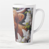 Highland Koe met Lila bloemen Latte Mok (Rechts)