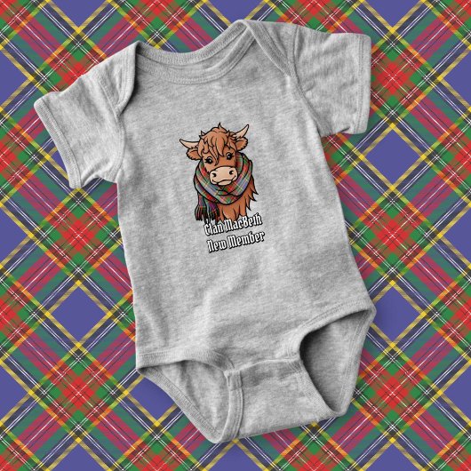Highland Koe met MacBeth Tartan Sjaal Romper