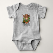 Highland Koe met MacMillan Tartan Sjaal Romper (Voorkant)