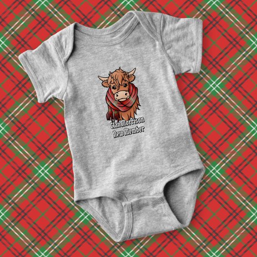 Highland Koe met Morrison Red Tartan Sjaal Romper