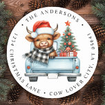 Highland Koe  Truck Christmas Return Adres Ronde Sticker<br><div class="desc">Vier het vakantieseizoen met een vleugje rustieke charme en grilligheid met onze heerlijke kerstkaart met een Highland-koe! Deze kaart is de perfecte mix van esthetiek en feestelijke vrolijkheid, waardoor het een ideale keuze is voor diegenen die van boerderijinrichting en boerderijdieren houden. Design Elements Highland Koe: De ster van de kaart...</div>