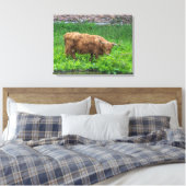 Highland koe uitzicht canvas print (Insitu (Slaapkamer))