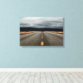 Highway naar de bergen onder bewolkte hemel canvas afdruk (Insitu (Houten vloer))