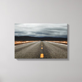 Highway naar de bergen onder bewolkte hemel canvas afdruk