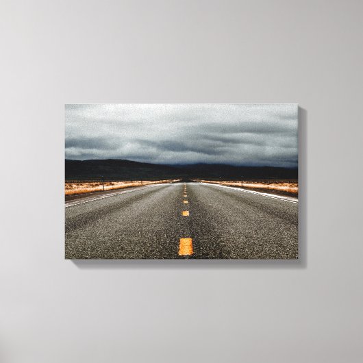 Highway naar de bergen onder bewolkte hemel canvas afdruk (Voorkant)