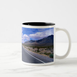 Highway Through Death Valley, Californië Tweekleurige Koffiemok