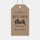 Hij bleef bij ons - Grappig bruidsmeisje voorstel Cadeaulabel (Voorkant)