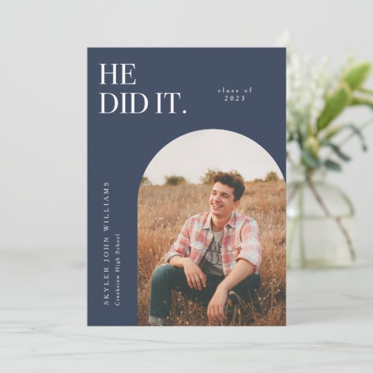 Hij deed de aankondiging van het Afstuderen van de (Staand voorkant)