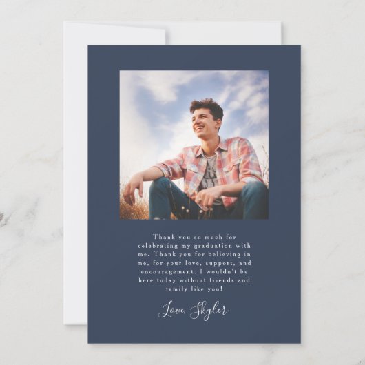 Hij deed de aankondiging van het Afstuderen van de (Achterkant)