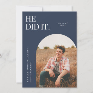 Hij deed de aankondiging van het Afstuderen van de