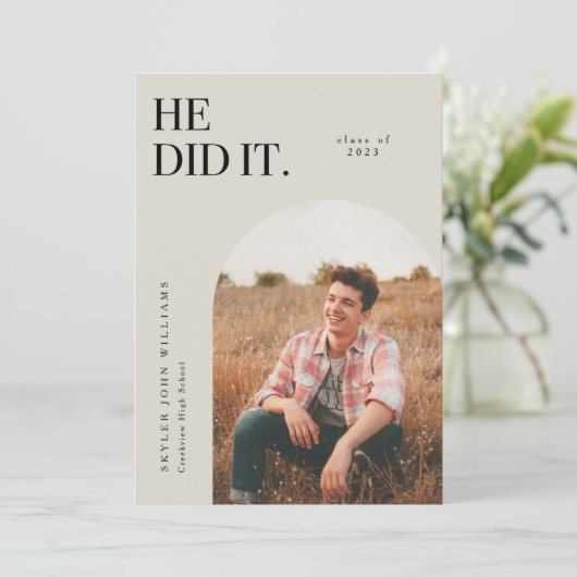 Hij deed de aankondiging van het Ash Arch Afstuder (Staand voorkant)