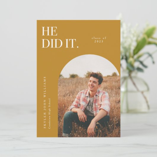 Hij deed de aankondiging van het gele Afstuderen. (Staand voorkant)