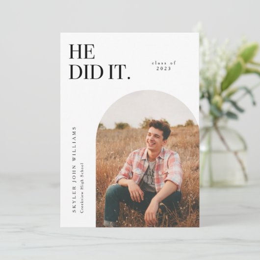 Hij deed de aankondiging van het White Arch Afstud (Staand voorkant)