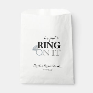 Hij deed een ring aan haar vinger bedankzakje