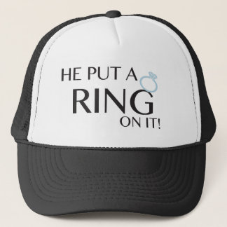 Hij deed er een ring aan. trucker pet