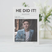 HIJ DEED HET AFSTUDEREN AANKONDIGING FEESTUITNODIG (Staand voorkant)