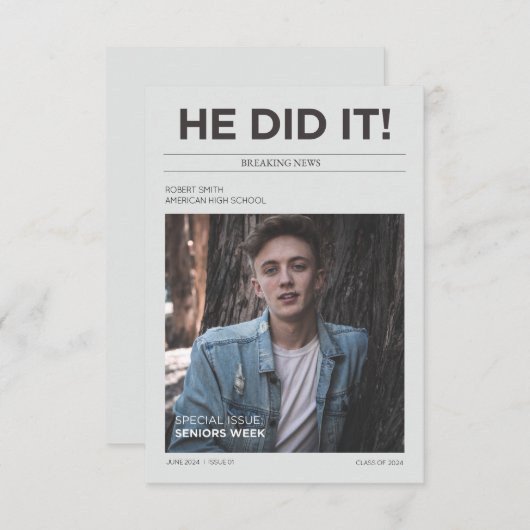 HIJ DEED HET AFSTUDEREN AANKONDIGING FEESTUITNODIG (Voorkant / Achterkant)