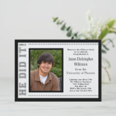 Hij deed het! Afstuderen Fotouitnodiging Kaart (Staand voorkant)