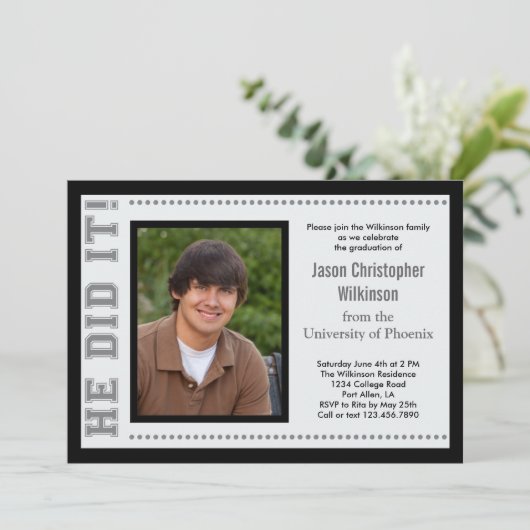 Hij deed het! Afstuderen Fotouitnodiging Kaart (Staand voorkant)