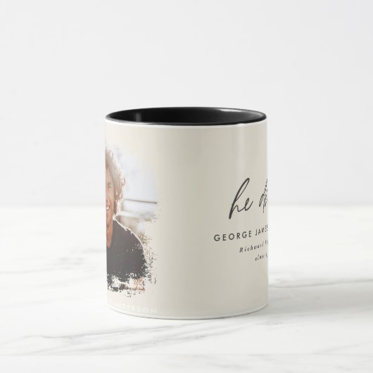 Hij deed het op een moderne foto afstuderen zwarte mok (Midden)