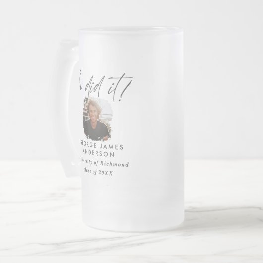 Hij deed het scriptfotograduatie feestje  matglas bierpul (Voorkant links)