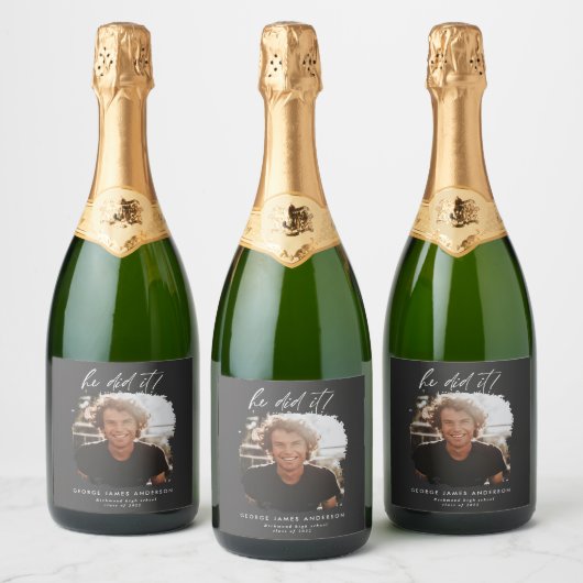 Hij deed het zwarte van de scriptfotograduatie sparkling wijnetiket (Flessen)