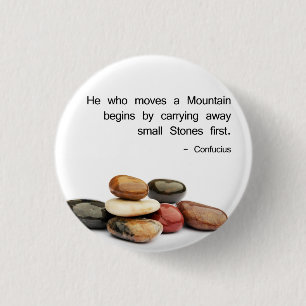 Hij die een berg beweegt... - Confucius Ronde Button 3,2 Cm