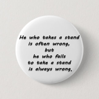 "Hij die een stand neemt..." Citaat Ronde Button 5,7 Cm