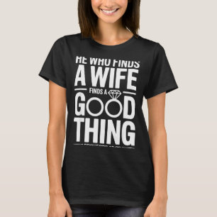 Hij die een vrouw vindt verloving verloofde paar t-shirt